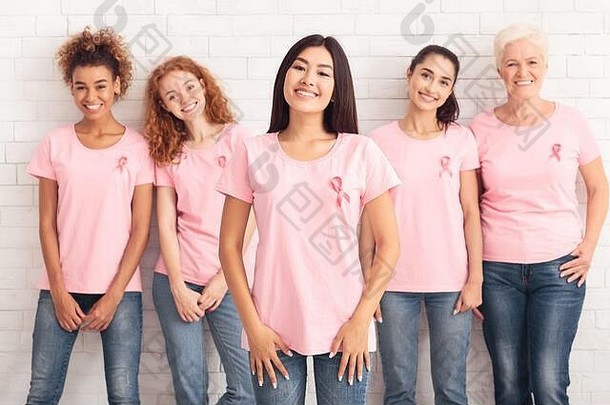 女人站乳房癌症支持集团白色背景