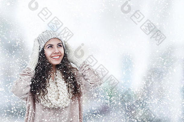 穿着<strong>保暖冬季</strong>毛衣和帽子的快乐年轻女子
