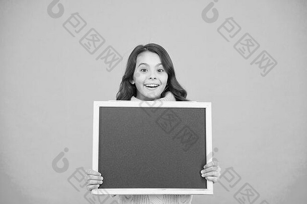 读通知通知事件可爱的女学生黑板上广告通知概念女孩持有空白黑板的地方通知请注意信息