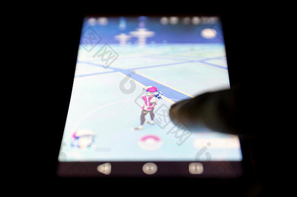 索菲亚保加利亚7月移动电话显示屏幕口袋妖怪增强现实移动游戏孤立的黑色的