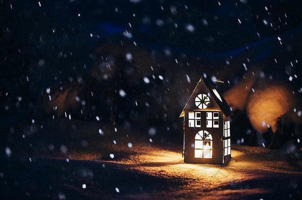 晚上雪上点着蜡烛的灯塔