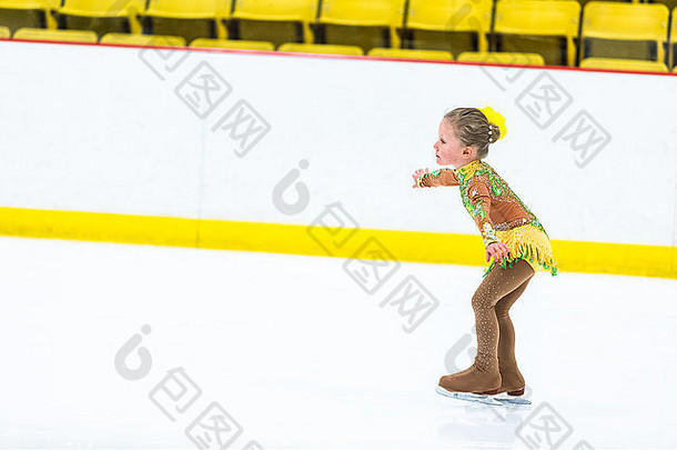 可爱的女孩在第一场比赛前练习滑冰。