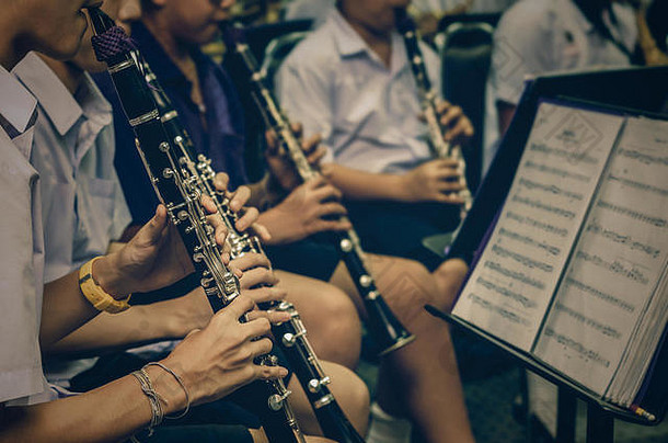 单簧管演奏的特写镜头，是经典乐队排练时的一部分，音乐概念，复古色调