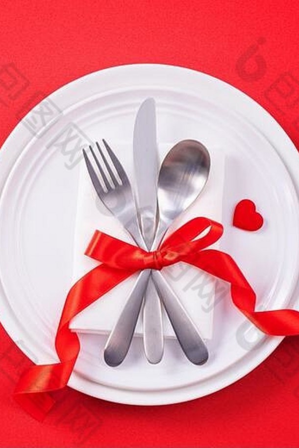 情人节套餐设计理念-浪漫的盘碟式菜肴，独立于<strong>红色</strong>背景，用于餐厅、节日庆典<strong>推广</strong>、俯瞰、平面布置