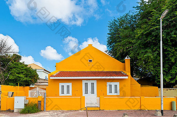 博内尔岛上的这些房屋是加勒比海色彩与荷兰建筑的结合。