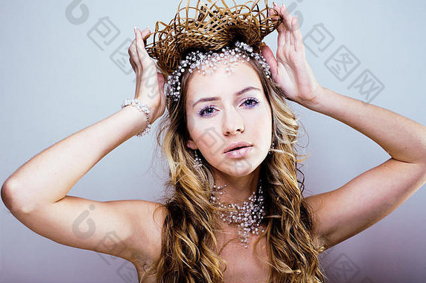 美年轻的雪女王头发皇冠头复杂化