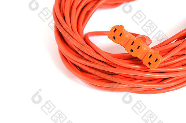 一条100英尺长的橙色延长线，用一个三向分流器卷起