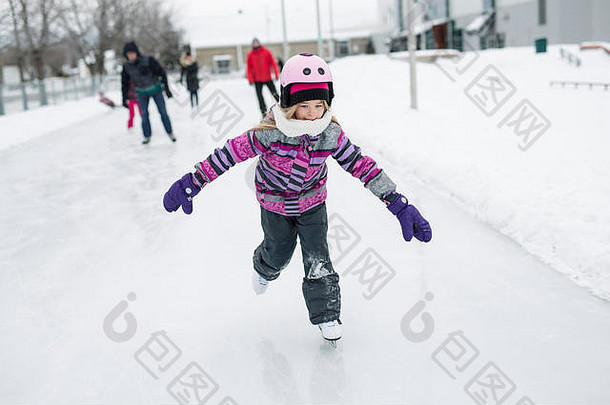 小女孩在冬天喜欢滑冰