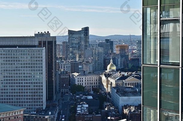美国马萨诸塞州波士顿市比肯山上马萨诸塞州<strong>政府</strong>大楼的金色圆顶，与波士顿市中心的天际线相对