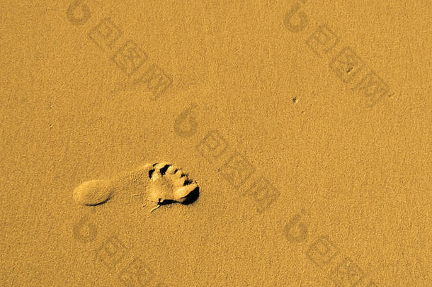 在沙滩上留下一个脚印。<strong>暑期旅游</strong>图片的孤立对象。夏天，男人或女人在沙滩上散步