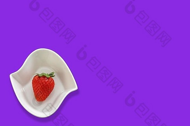 白色碗中的草莓，霓虹紫色背景，照片中有足够的空间供您使用。