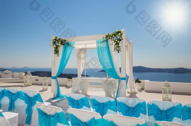 希腊，圣托里尼，海洋背景下的玫瑰婚礼装饰