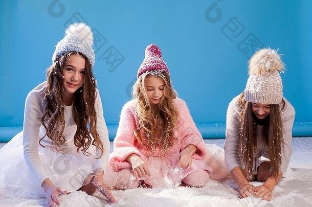 三个漂亮<strong>时尚</strong>的女朋友，戴着冬天的雪帽