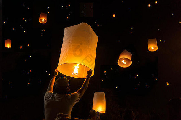 洛伊克拉通节气球火或耶蓬。泰国清迈，空中漂浮的灯笼，飞翔的灯笼，热气球