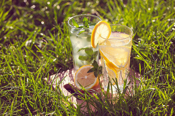 冷饮，绿草上的柠檬水