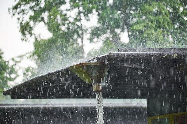 大雨倾泻到一个大的导体盒中，从那里它沿着一条由金属环构成的链条跑出跑出