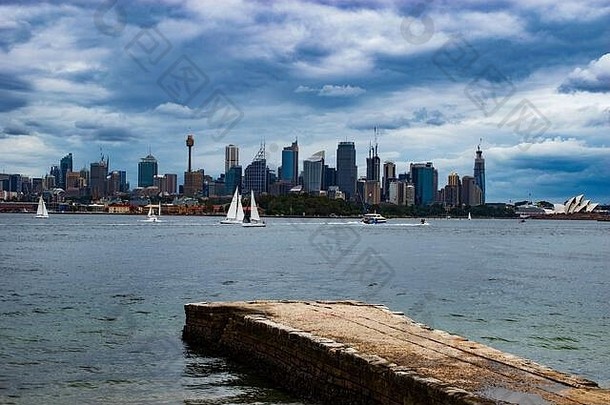 悉尼港和城市的天际线与歌剧院。