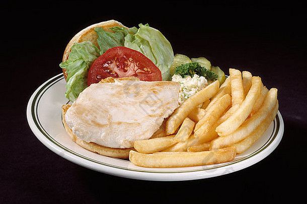 鸡胸肉三明治敞面番茄番茄番茄酱莴苣油菜沙拉炸薯条薯条白板黑底泡菜