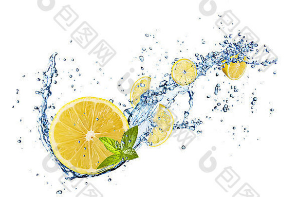 新鲜柠檬，水飞溅，在白色背景上隔离
