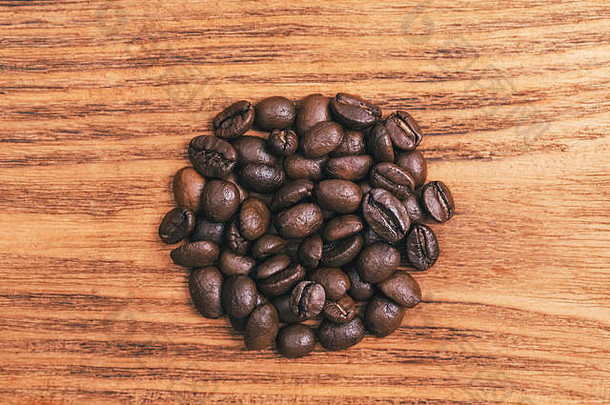 杯咖啡分散咖啡豆子布局平躺咖啡豆