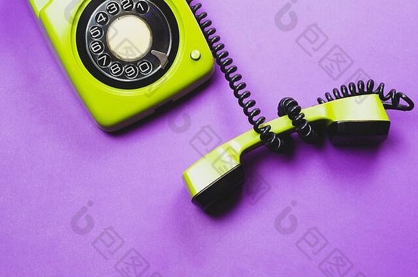 经典电话手机古董绿色电话电话接收机孤立的紫色的背景沟通技术复制空间