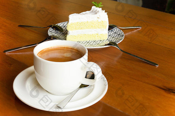 杯咖啡一块蛋糕木表格咖啡馆