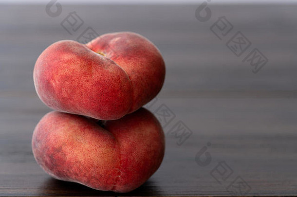 新鲜的有机土星桃子。深色木桌，高分辨率