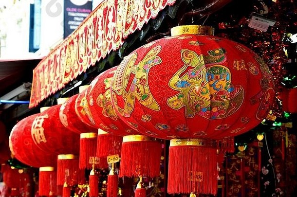 新加坡唐人街一家商店外，一排排醒目的红色和金色中国灯笼庆祝中国农历新年