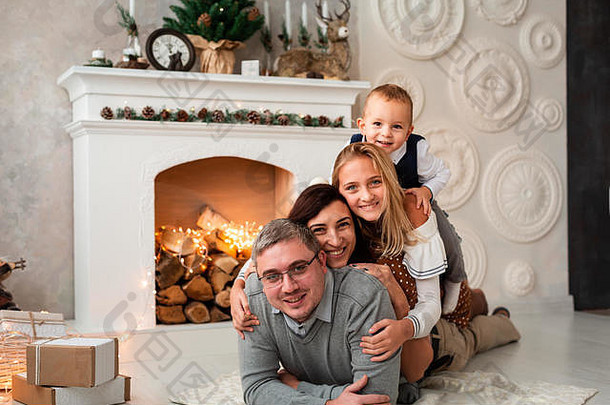快乐家庭有趣的圣诞节夏娃壁炉