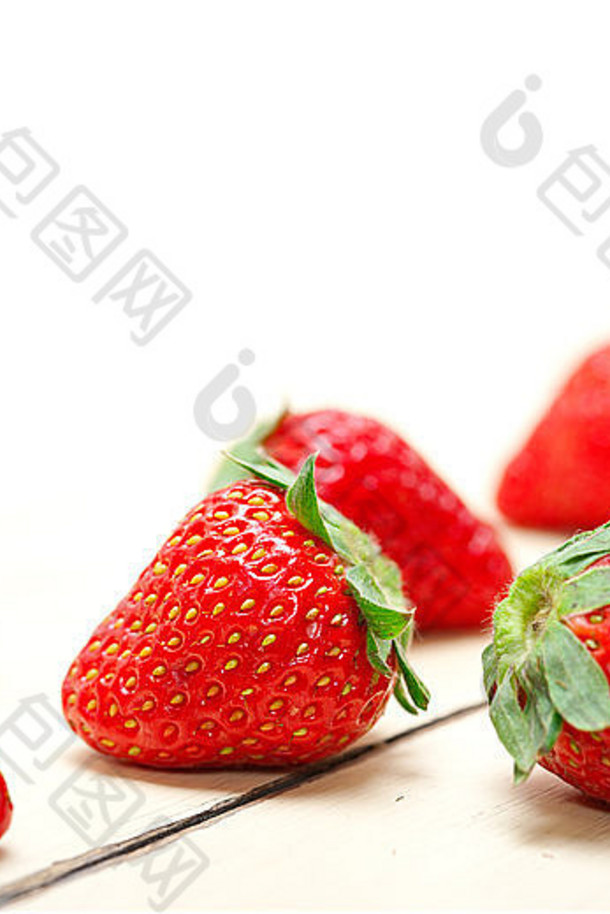 白色乡村木桌上的新鲜有机草莓