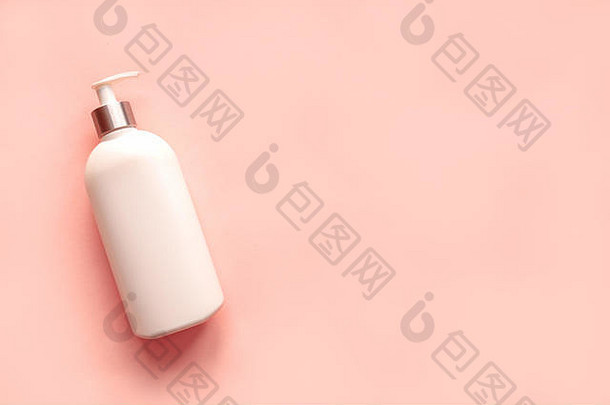粉色背景上的白色分配器，俯视图，复印空间。空白塑料泵瓶，用于洗发水、面霜或肥皂、护肤概念。