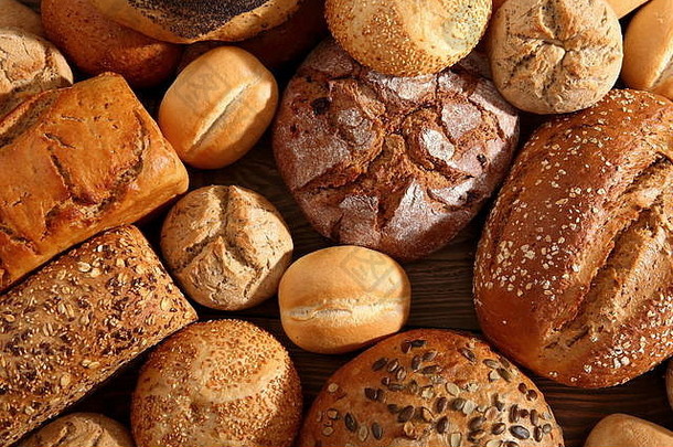 面包和面包卷是多种面包、口味和形状，不仅在波兰，而且在全世界的面包店和杂货店都能找到。