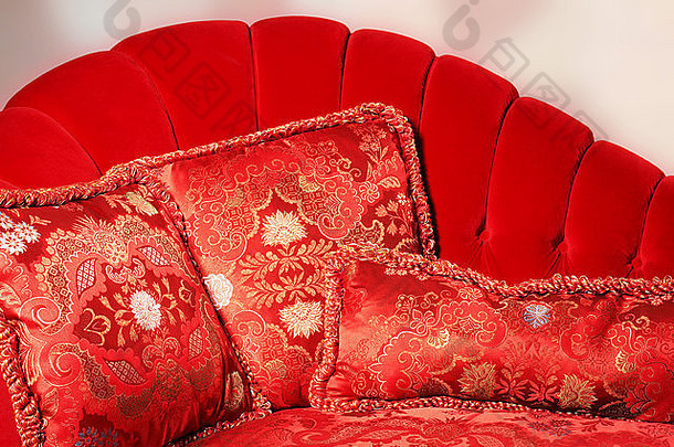 枕头点缀红色的沙发