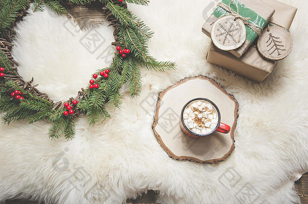 圣诞卡。一杯咖啡，花圈，手工礼品。在家休息。顶视图。空间。无光图像