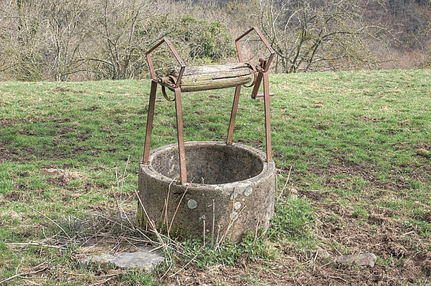 这是一口废弃的小井，位于法国诺曼底的一个农场里