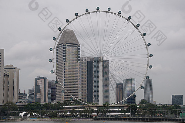 新加坡摩天轮是新加坡的一个巨大摩天轮。一个观察轮于2008年启用