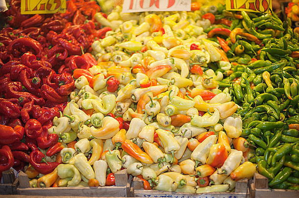 一排辣椒在农贸市场上。<strong>红黄绿</strong>辣椒