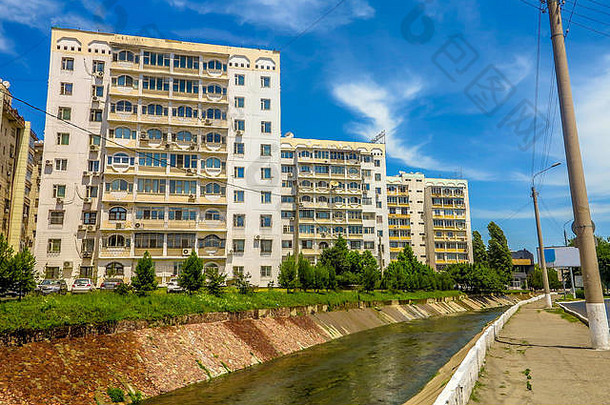 塔什干常见的苏联体系结构公寓建筑撒拉语河