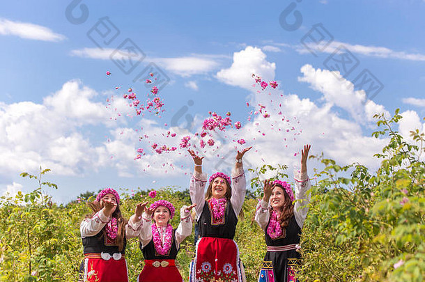 保加利亚卡赞拉克一年一度的玫瑰节期间，四名保加利亚女孩穿着传统服装向空中投掷玫瑰