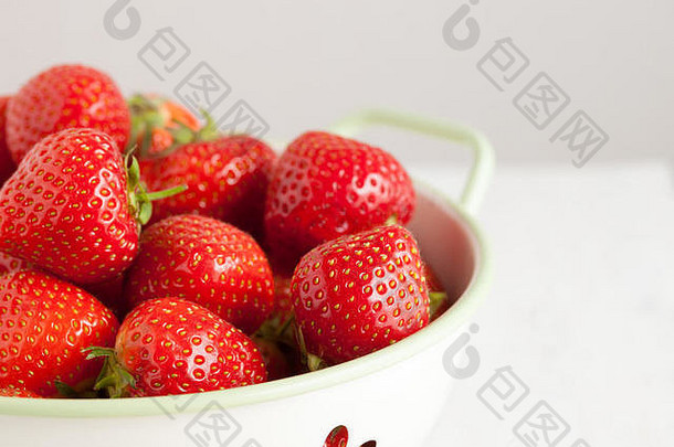 新鲜草莓在漏勺中的特写镜头。
