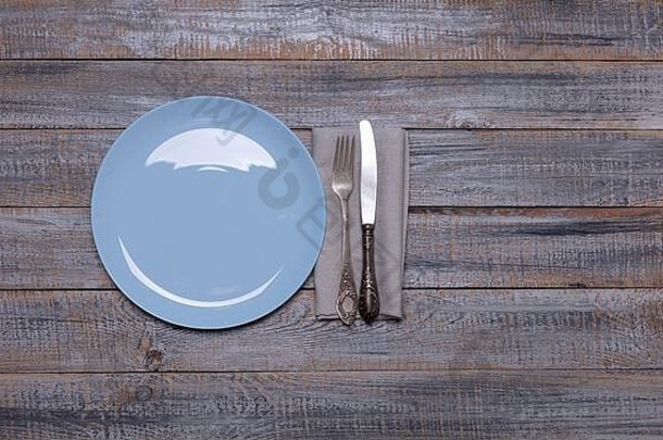 蓝色的盘子餐巾<strong>餐具</strong>灰色的木背景视图