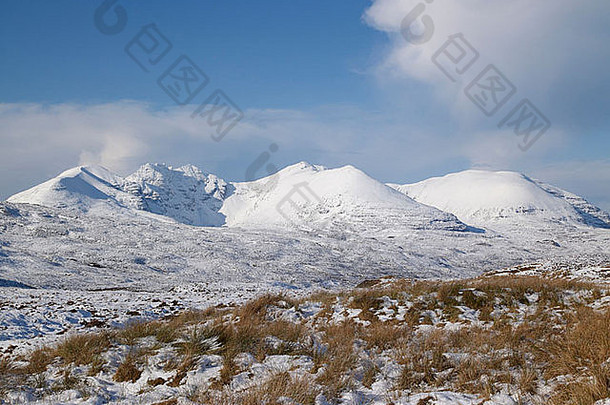 北海岸500号公路上的苏格兰高地罗斯西部，一只<strong>茶山</strong>，被2010年的严寒所覆盖