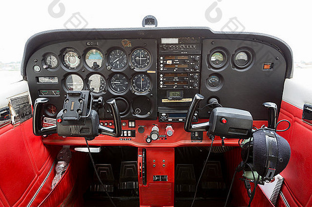 双座老式小型飞机上的飞行台控制面板。