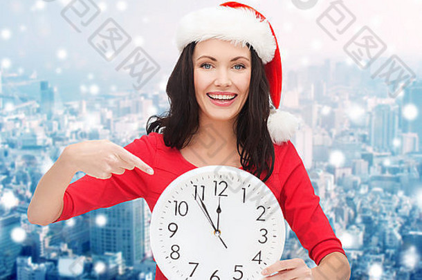 戴着圣诞老人助手帽子，带着时钟的微笑女人