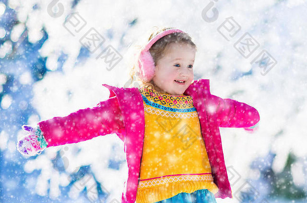 孩子运行雪森林蹒跚学步的孩子玩在户外孩子们玩雪圣诞节假期阳光明媚的冬天公园