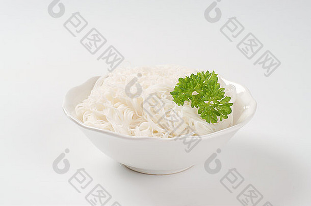碗煮熟的大米面条白色背景