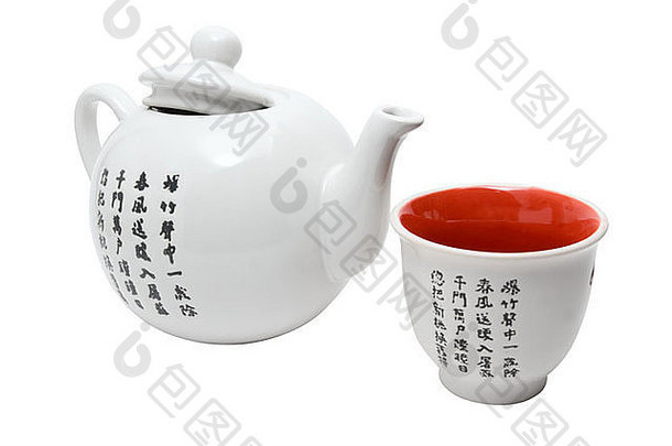 带有象形文字的亚洲风格茶具。白色的隔离带。