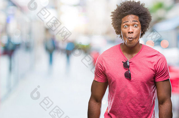 孤立背景下的美国黑人男子用嘴唇<strong>做鱼</strong>脸，疯狂滑稽的手势。滑稽的表情。
