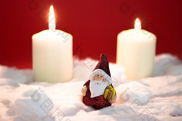 圣诞老人老人燃烧蜡烛红色的背景