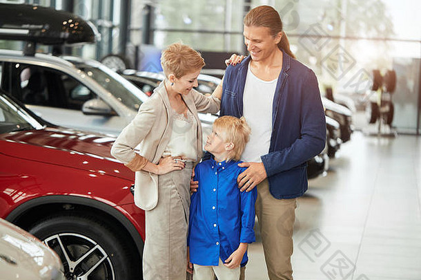 汽车销售中心年轻的家庭孩子男孩车出售